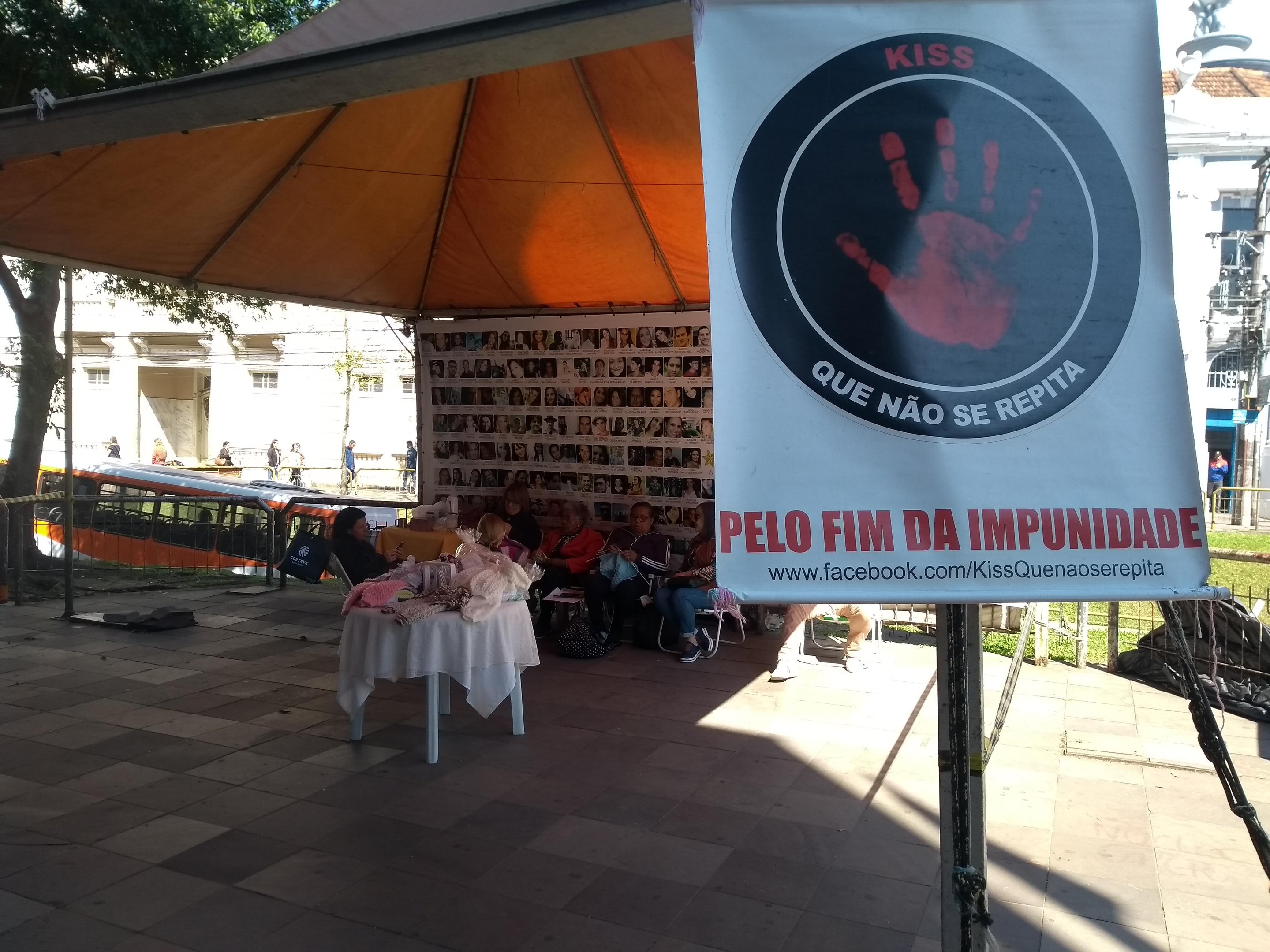 M&atilde;es das v&iacute;timas receberam doa&ccedil;&otilde;es de l&atilde; para kits de roupas que ser&atilde;o distribu&iacute;dos para rec&eacute;m-nascidos