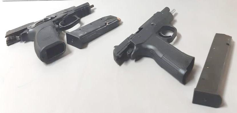 Duas pistolas calibres 9 mil&iacute;metros com carregadores e muni&ccedil;&atilde;o foram apreendidas pela BM