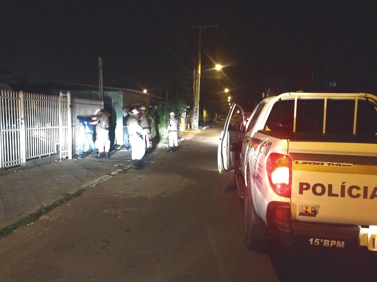 Pessoas e ve&iacute;culos foram abordados nas ruas pelos policiais militares fortemente armados
