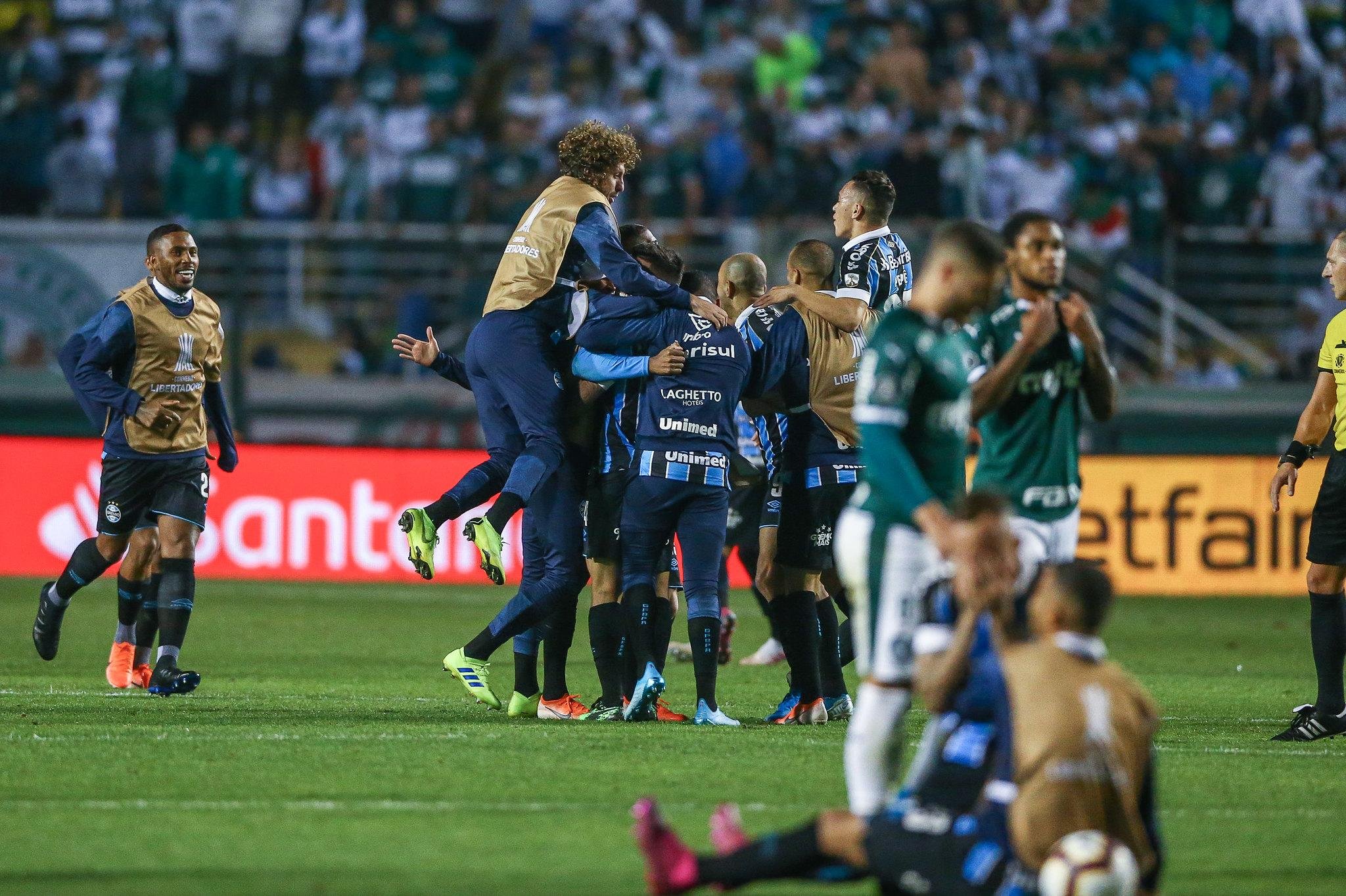 Jogadores celebraram conquista da classifica&ccedil;&atilde;o num Pacaembu lotado