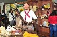 Prefeito de Dom Pedrito, Mário Augusto de Freire Gonçalves, apresenta produtos da região para visitantes na Expointer
