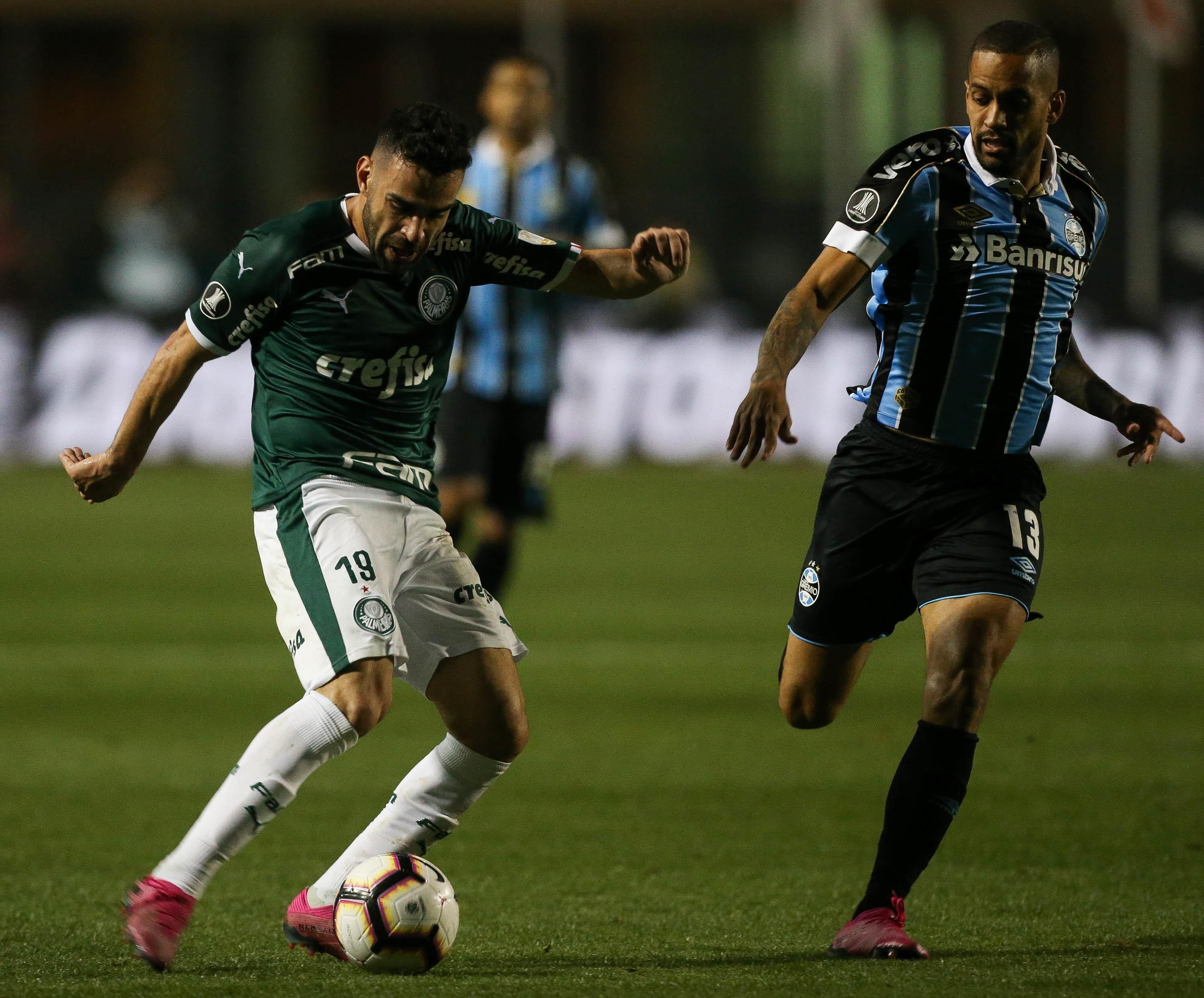 Jogador entrou no lugar de Maicon, que saiu do gramado sentindo les&atilde;o