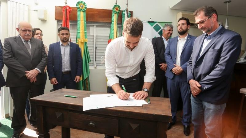 Cerim&ocirc;nia de assinatura, que contemplou as cooperativas Central Ga&uacute;cha, D&aacute;lia Alimentos e Nova Alian&ccedil;a, contou com a presen&ccedil;a do governador Eduardo Leite