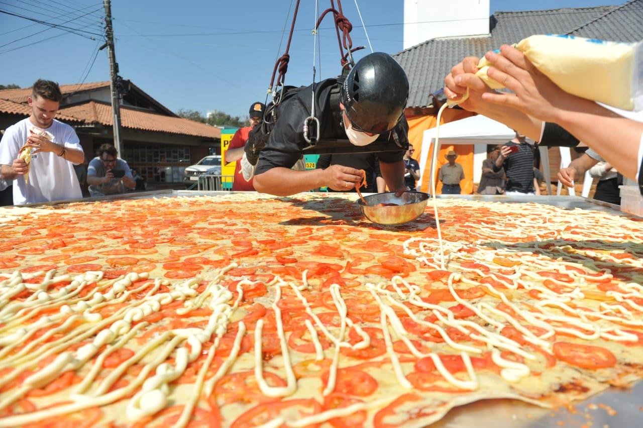 Com 3,46 metros de di&acirc;metro, 156 quilos e 1,2 mil fatias, a pizza produzida nesta quinta-feira no estande da Associa&ccedil;&atilde;o das Pequenas Ind&uacute;strias de Latic&iacute;nios do Rio Grande do Sul (APIL), bateu recorde nacional