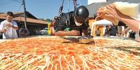 Com 3,46 metros de diâmetro, 156 quilos e 1,2 mil fatias, a pizza produzida nesta quinta-feira no estande da Associação das Pequenas Indústrias de Laticínios do Rio Grande do Sul (APIL), bateu recorde nacional