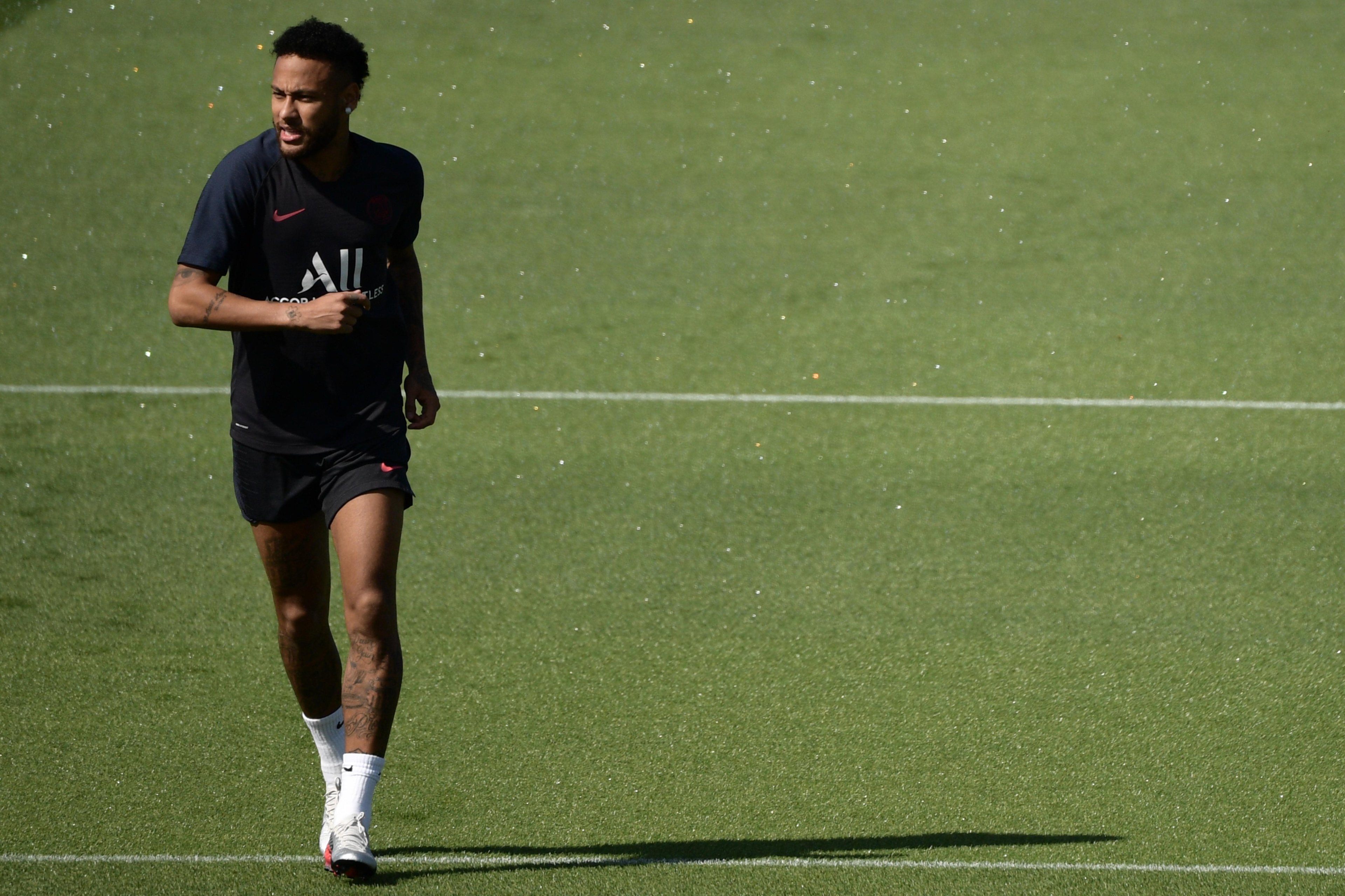 Neymar deu uma volta em torno do campo no in&iacute;cio da sess&atilde;o