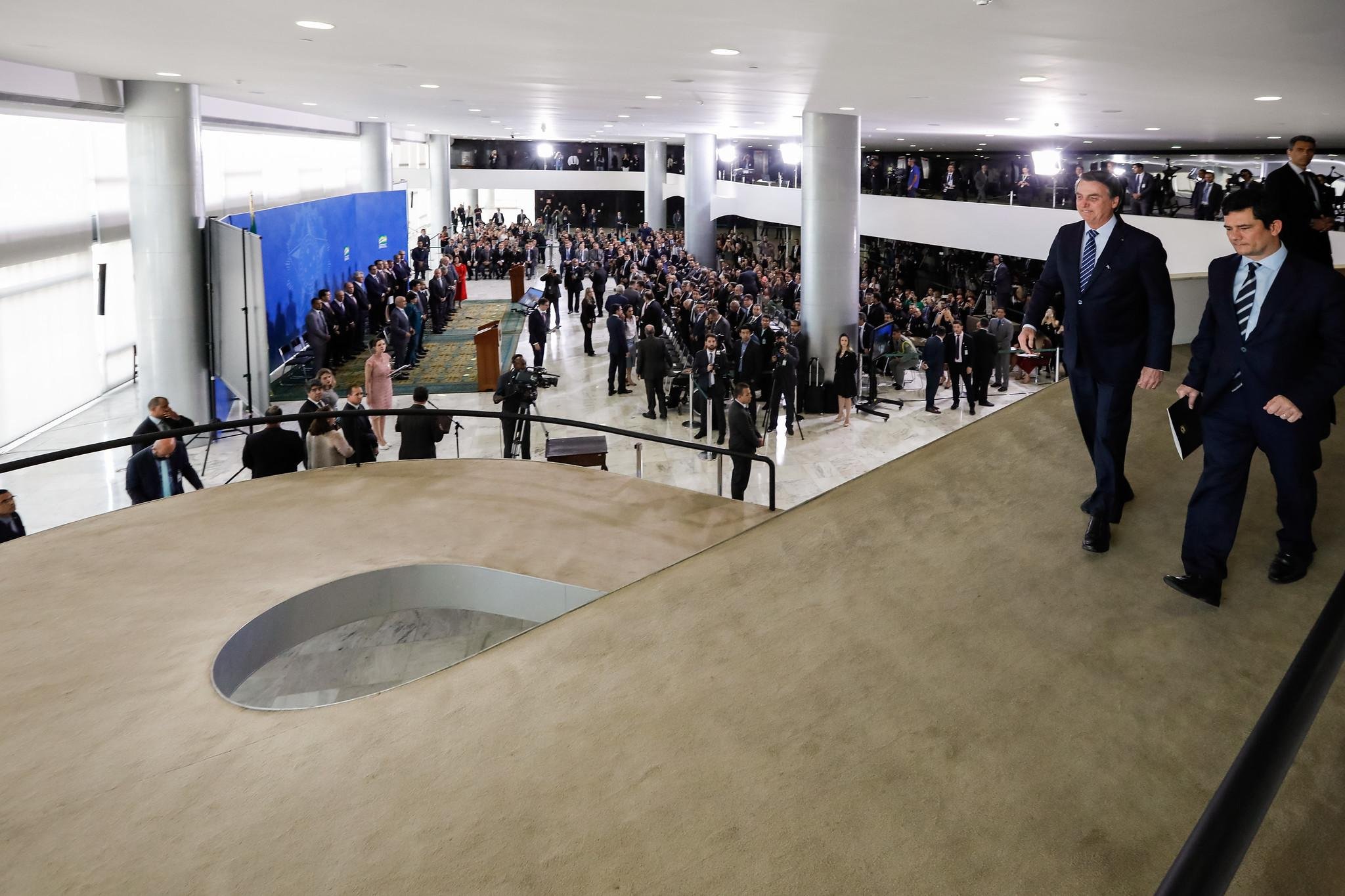 p&oacute;s semanas de confronto, o presidente Jair Bolsonaro (PSL) e o ministro da Justi&ccedil;a e Seguran&ccedil;a P&uacute;blica, Sergio Moro, deram sinais de alinhamento e trocaram afagos em evento de lan&ccedil;amento do "Em Frente, Brasil"