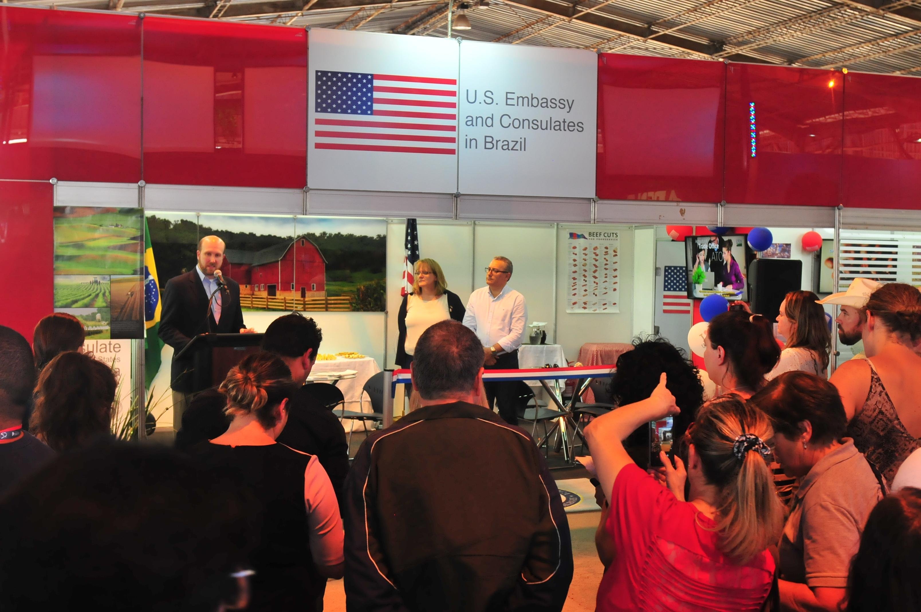 Encarregado de Neg&oacute;cios dos Estados Unidos no Brasil, William Popp participou da inaugura&ccedil;&atilde;o do estande do pa&iacute;s na Expointer
