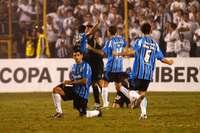 Em 2007, gol de Diego Souza na Vila Belmiro valeu passagem para a final da Libertadores