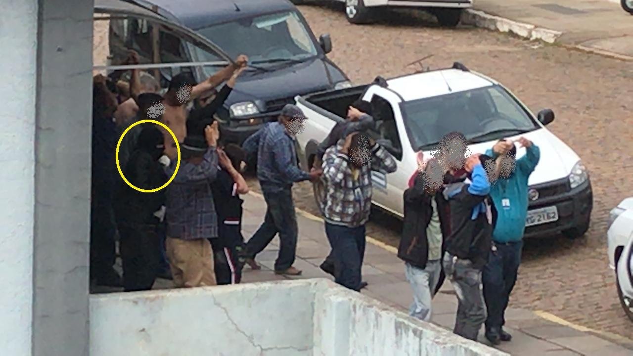 V&iacute;timas tiveram de proteger criminosos que estavam armados e com toucas ninjas, luvas e roupas pretas