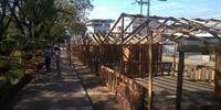 Estruturas de madeira padronizadas são edificadas nas ruas Tenente Lira e Presidente Kenedy