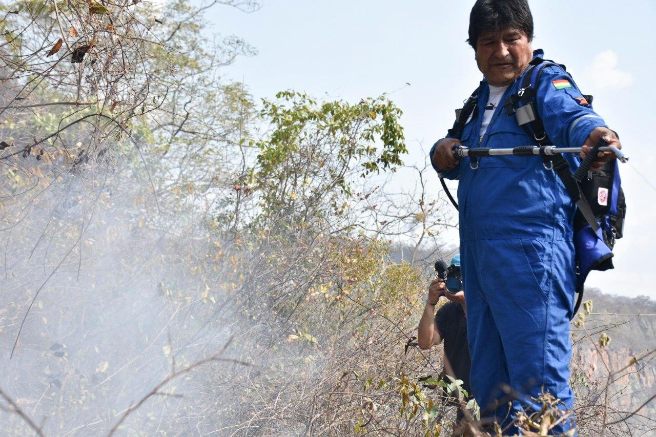 Foto do Minist&eacute;rio de Comunica&ccedil;&atilde;o da Bol&iacute;via mostra Morales tentando apagar fogo na comunidade de Santa Rosa, na parte oriental da Bol&iacute;via