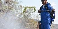 Foto do Ministério de Comunicação da Bolívia mostra Morales tentando apagar fogo na comunidade de Santa Rosa, na parte oriental da Bolívia
