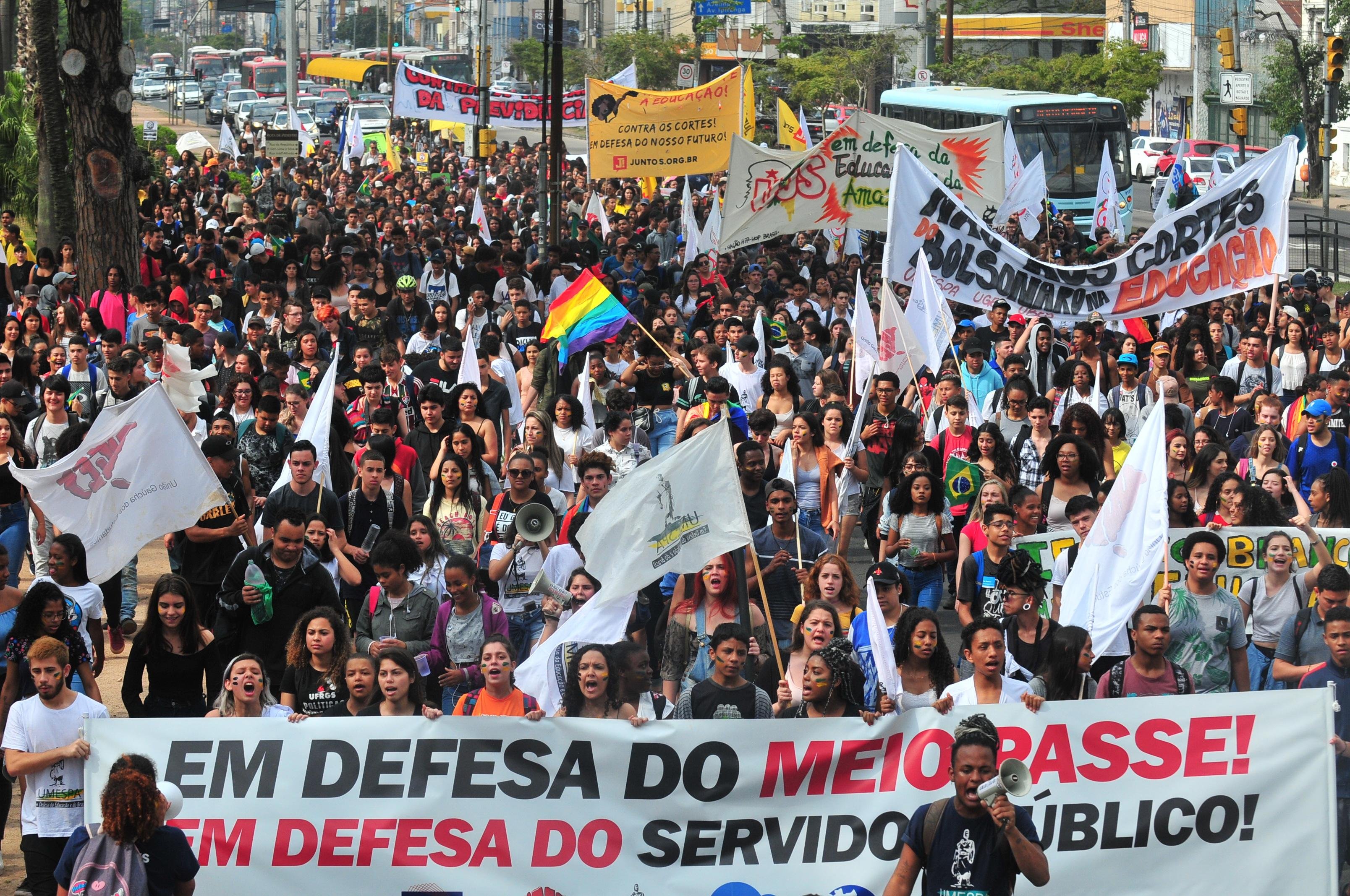 Manifesta&ccedil;&atilde;o reuniu cerca de 500 pessoas contra projeto que tramita na C&acirc;mara da Capital
