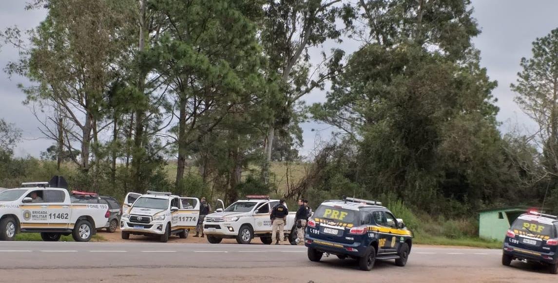Policiais buscam outros tr&ecirc;s criminosos na regi&atilde;o