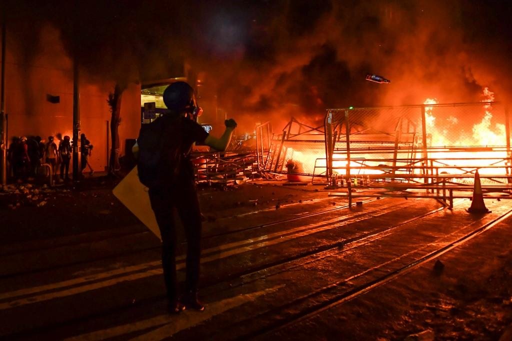 Grupo de manifestantes em Hong Kong ateou fogo a uma enorme barricada