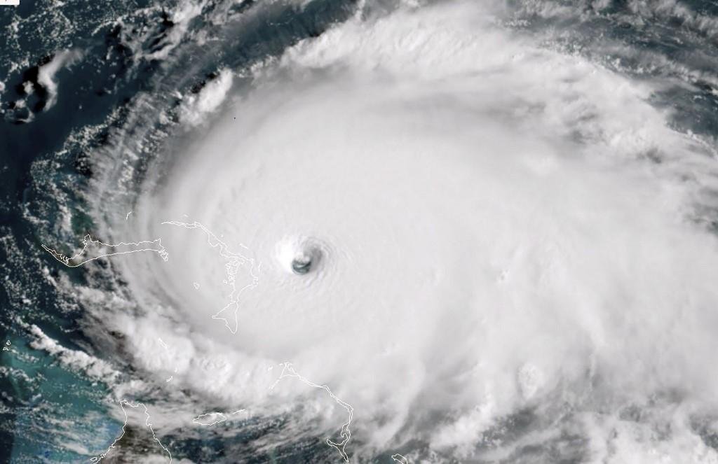 Os ventos podem provocar ondas de tr&ecirc;s a seis metros de altura em algumas &aacute;reas, assim como chuvas torrenciais