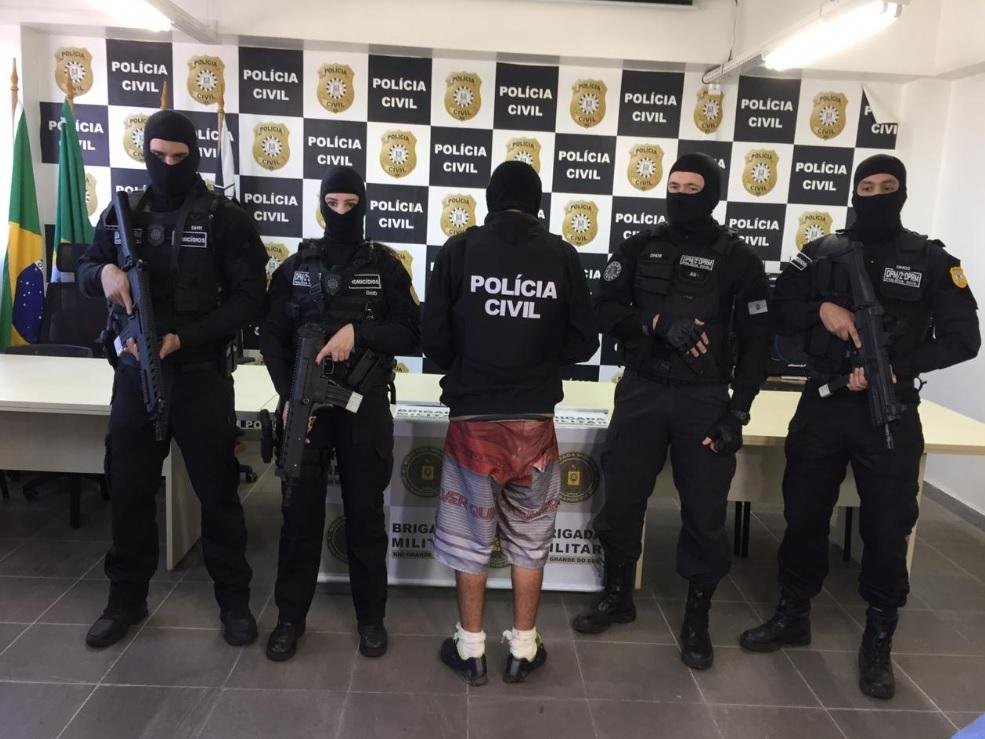 Homem foi detido e teve partes do corpo queimadas