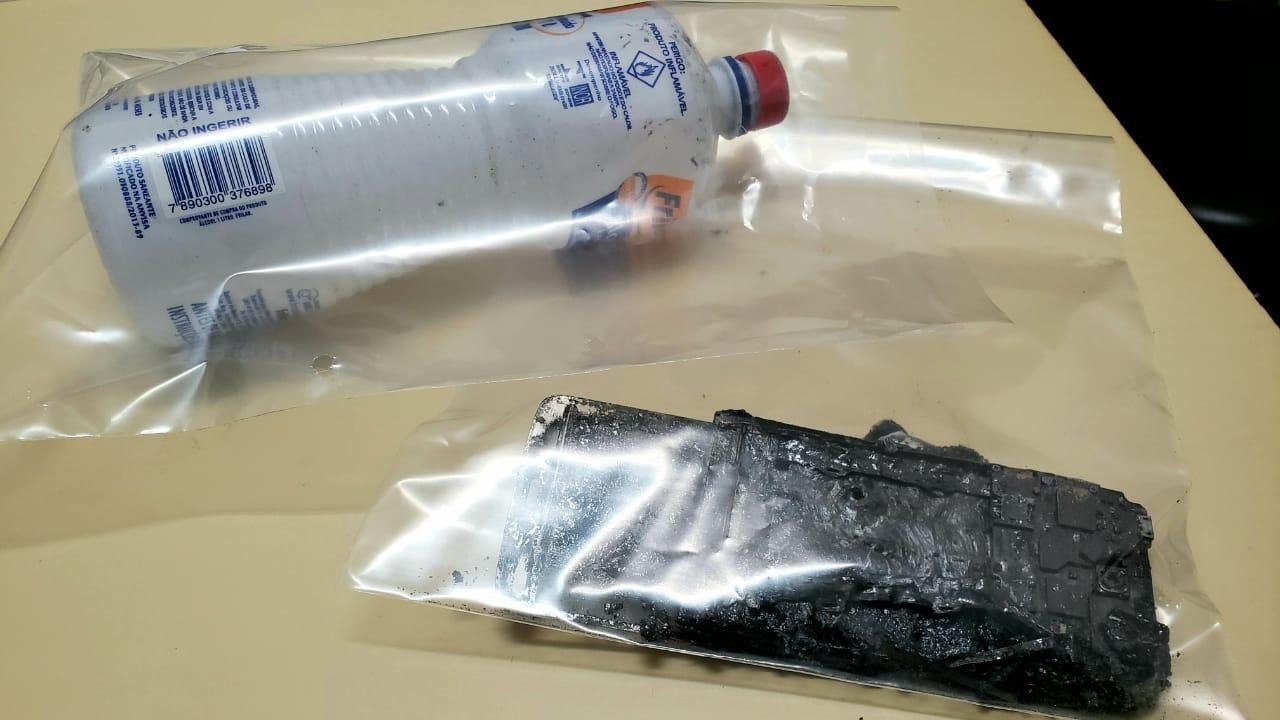 Materiais encontrados na churrasqueira da resid&ecirc;ncia da v&iacute;tima