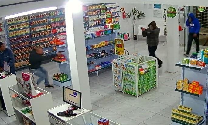Assalto em farm&aacute;cia foi flagrado pelas c&acirc;meras de monitoramento
