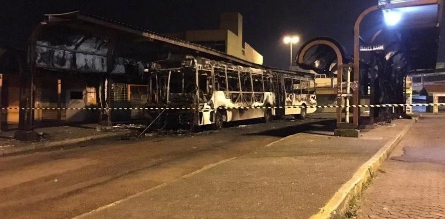 &Ocirc;nibus ficou completamente destru&iacute;do ap&oacute;s inc&ecirc;ndio