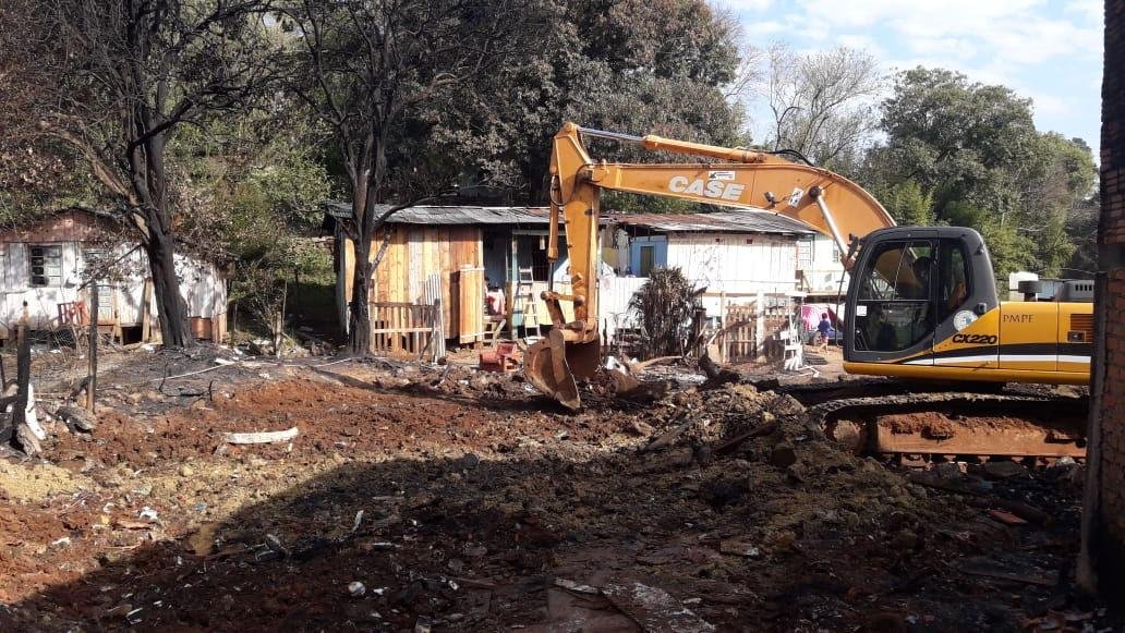 A secretaria de Obras realizou a limpeza dos terrenos
