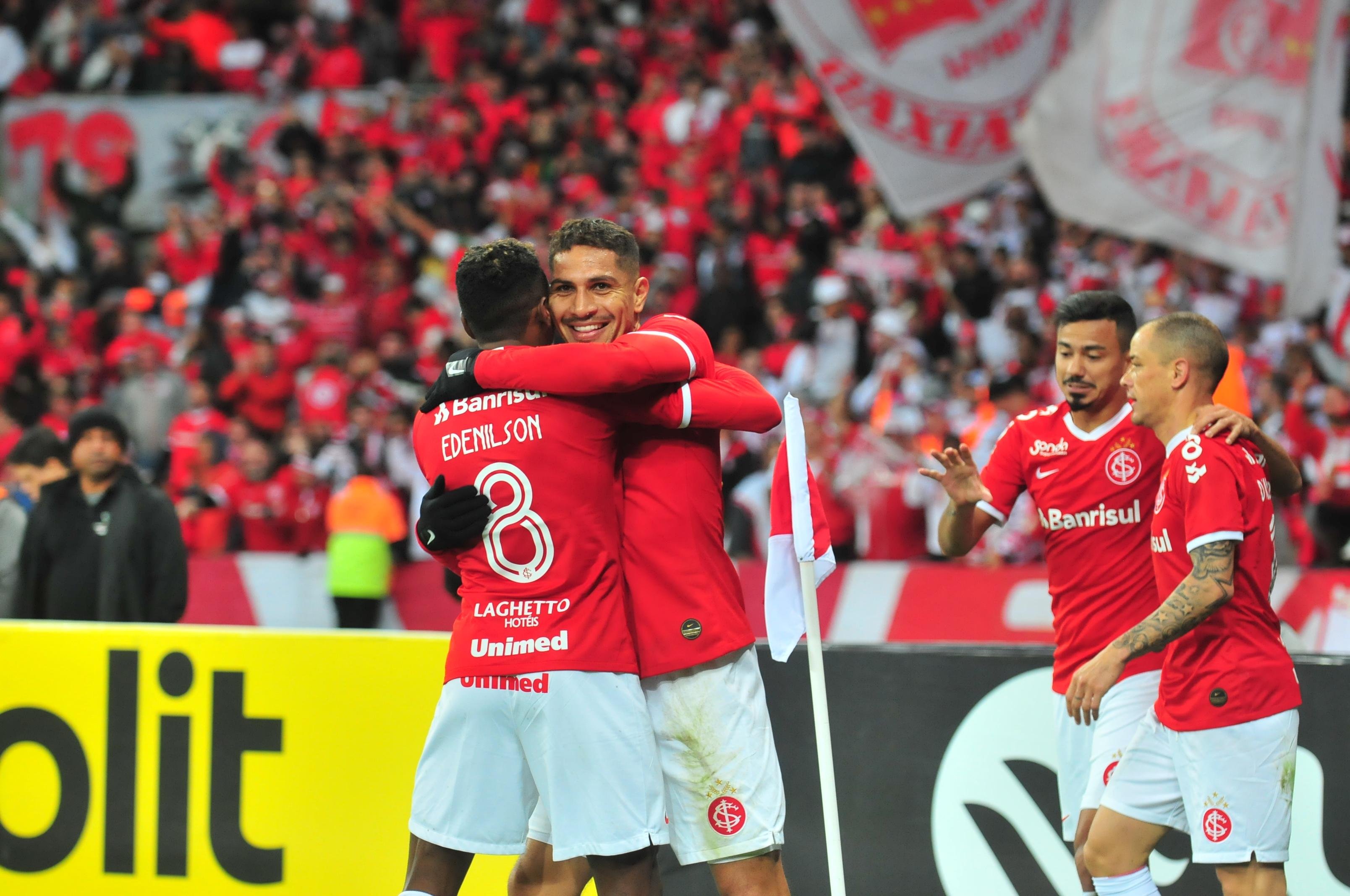 Guerrero e Edenilson celebram um dos gols na vit&oacute;ria de 3 a 0 sobre o Cruzeiro