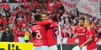 Guerrero e Edenilson celebram um dos gols na vitória de 3 a 0 sobre o Cruzeiro