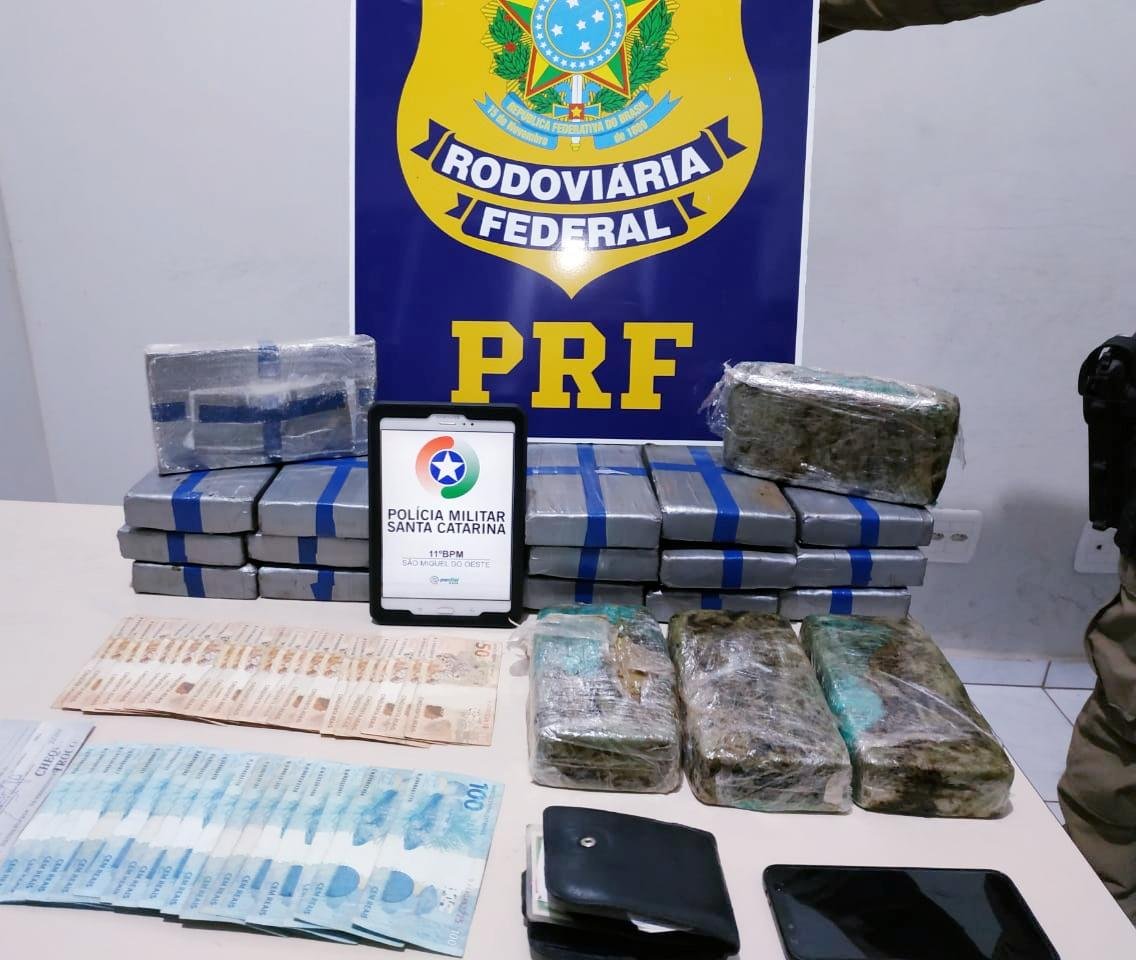 Al&eacute;m dos entorpecentes, o efetivo da PRF com apoio da PMSC recolheu dinheiro