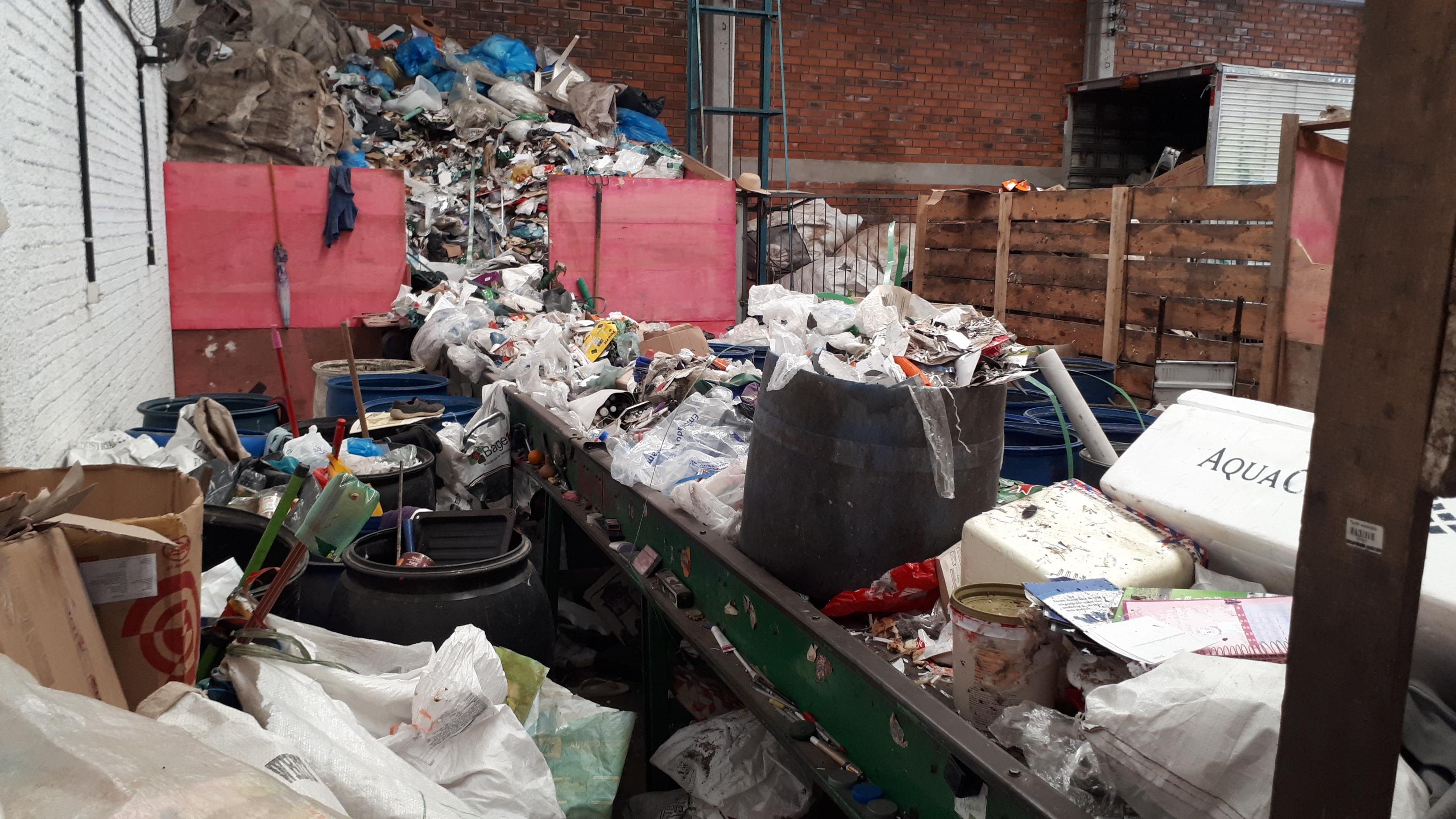 Cerca de 50 toneladas de material passam pela unidade e voltam para a cadeia produtiva ap&oacute;s a reciclagem