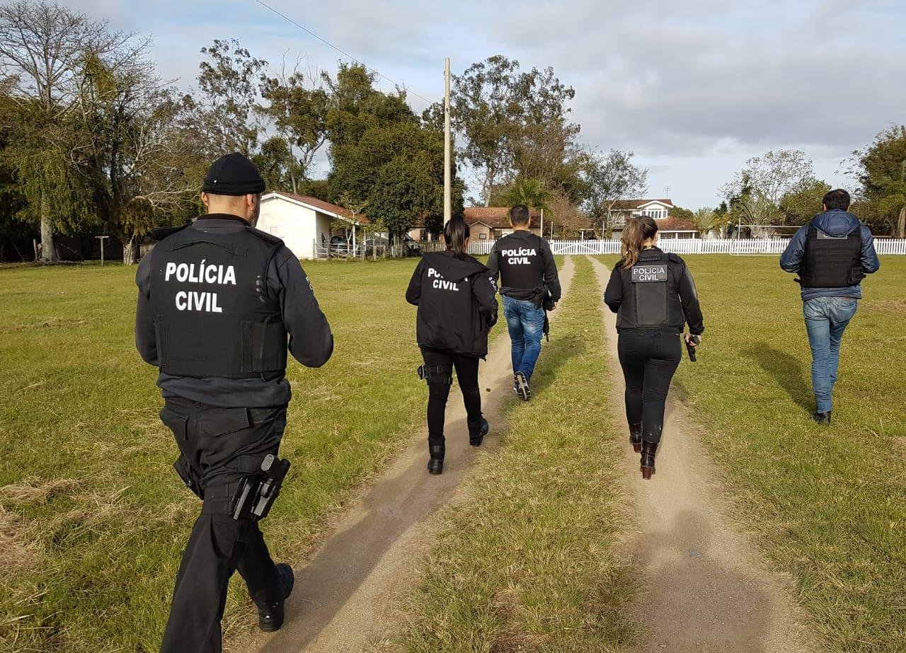 Cerca de 150 agentes cumprem mais de 100 ordens judiciais entre mandados de busca e apreens&atilde;o e tamb&eacute;m de pris&atilde;o