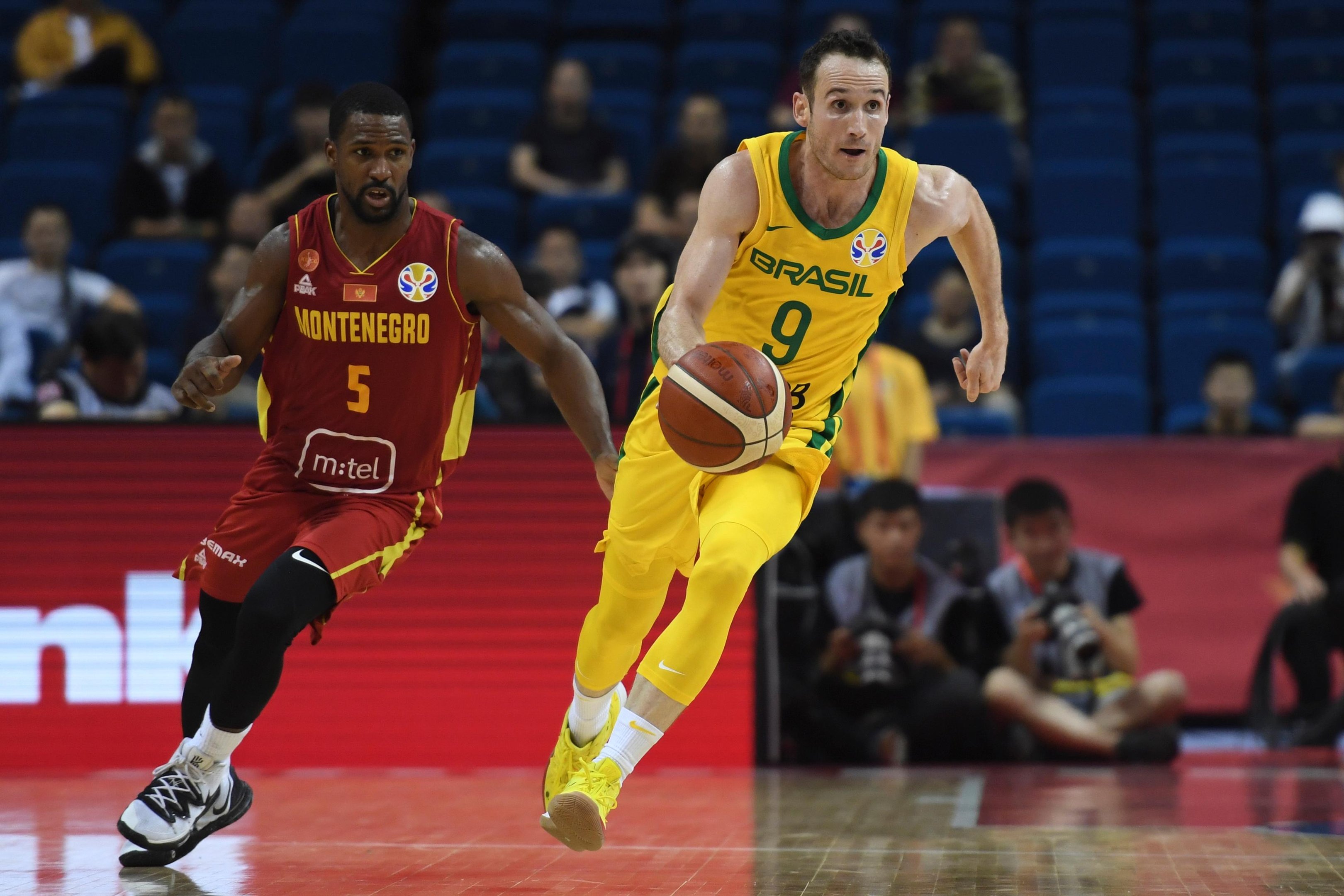 Marcelinho Huertas foi destaque contra Montenegro