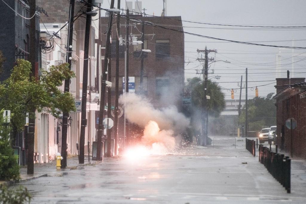 Fios de energia el&eacute;trica explodiram por conta do alto n&iacute;vel da &aacute;gua em Charleston