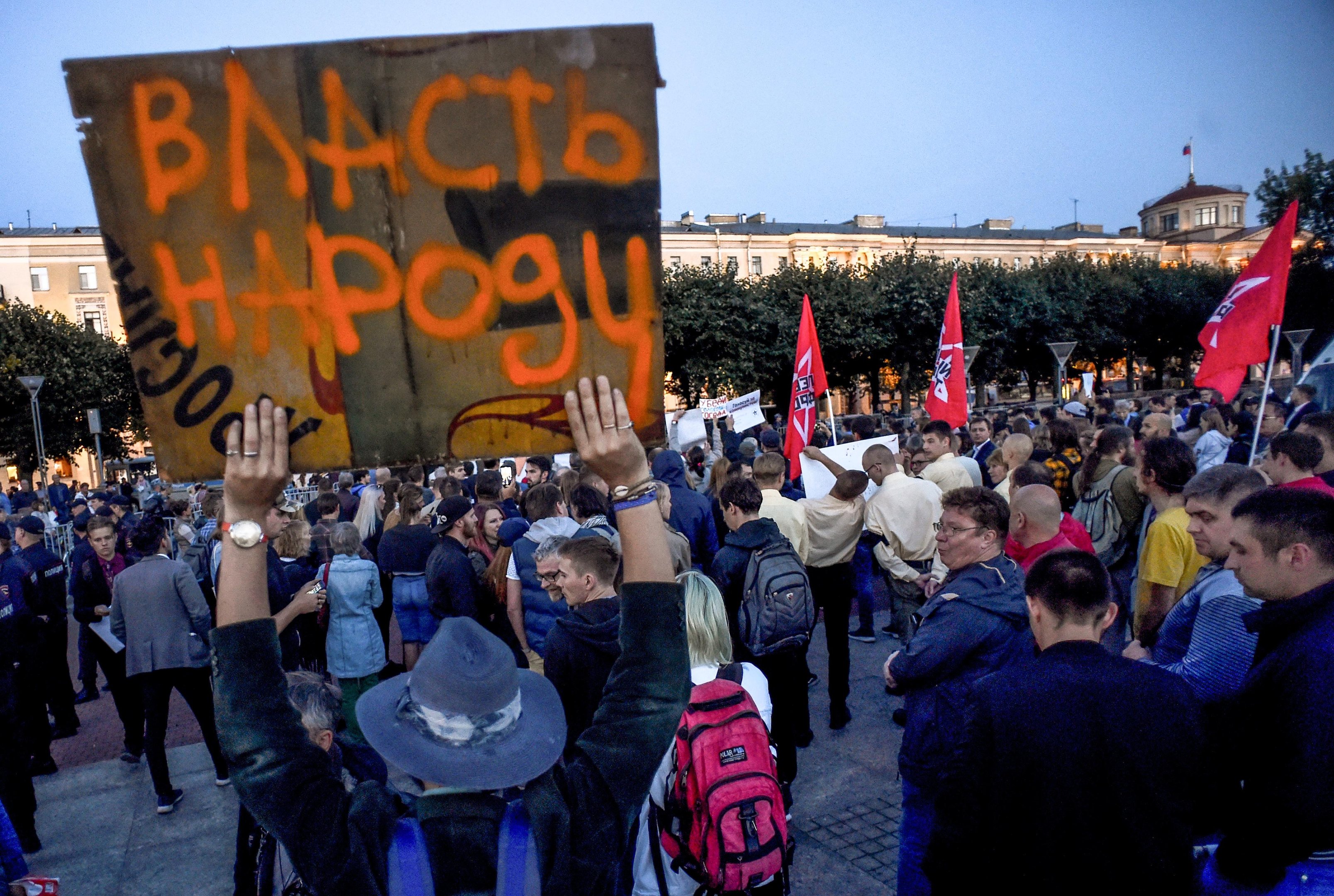 "Poder ao Povo", diz placa de manifestante