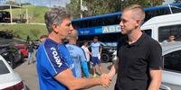 Renato recepciona Adilson no treino do Grêmio