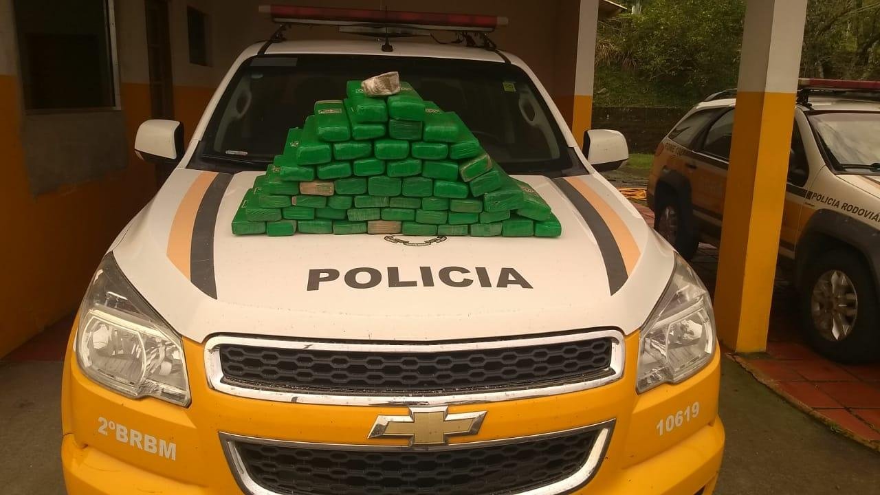 Autoridades localizaram cerca de 50 quilos de maconha no interior de ve&iacute;culo com placas de Os&oacute;rio