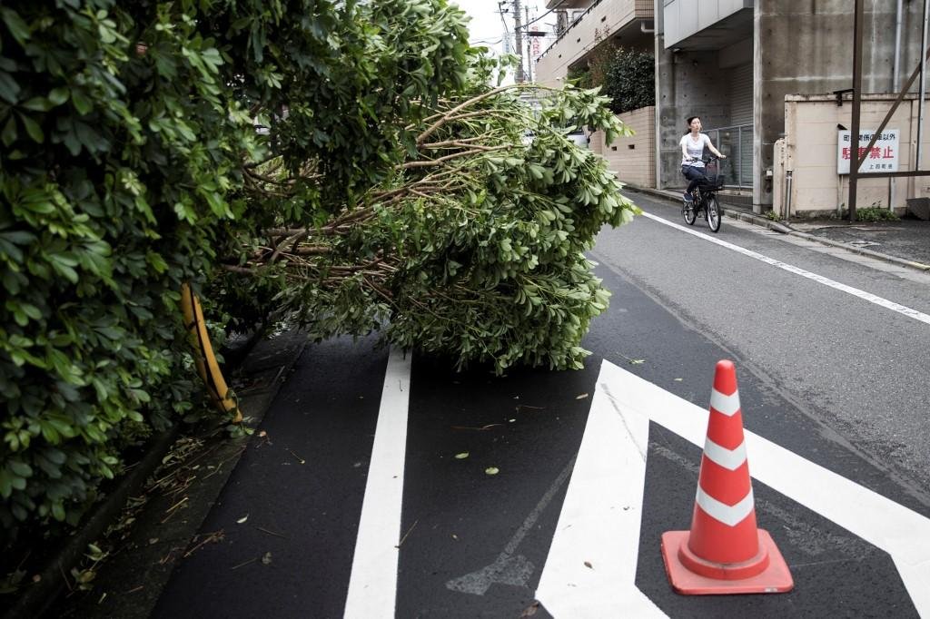 Tuf&atilde;o causou problemas nos transportes em T&oacute;quio