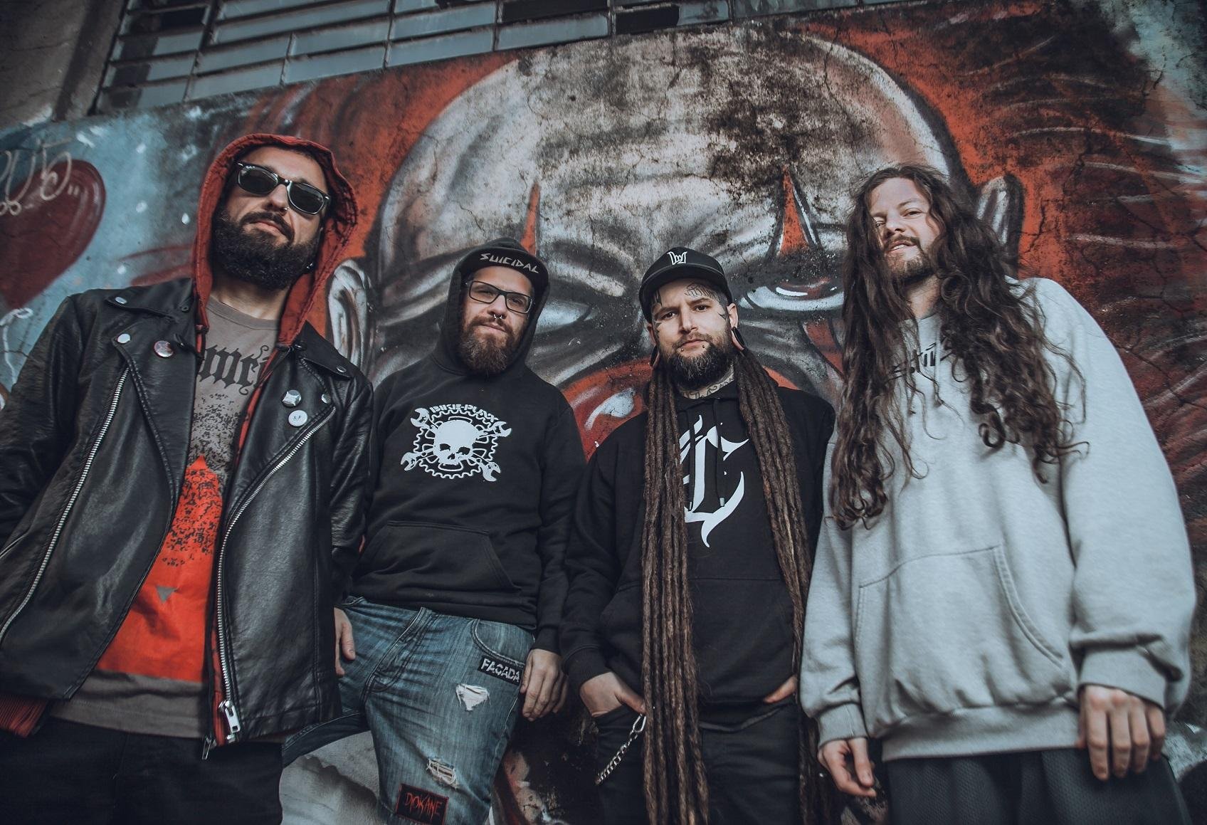 Enquanto o clipe n&atilde;o sai, a banda disponibilizou mais dois v&iacute;deos de performances em show