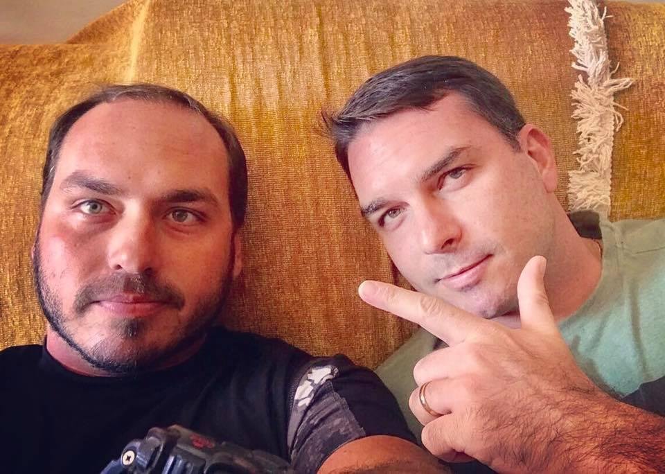 Carlos e Fl&aacute;vio Bolsonaro foram o centro das aten&ccedil;&otilde;es nas redes sociais nesta ter&ccedil;a-feira