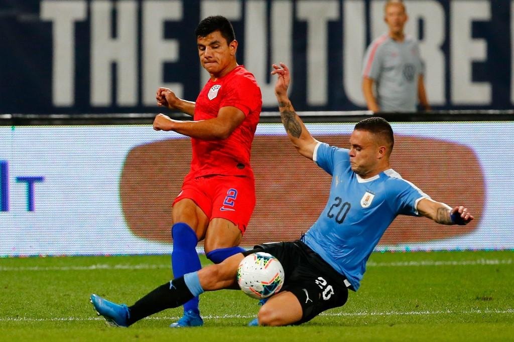 Suarez e Cavani fizeram falta na partida internacional