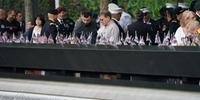 Familiares, autoridades, policiais e bombeiros realizaram momentos de silêncio no Memorial Nacional