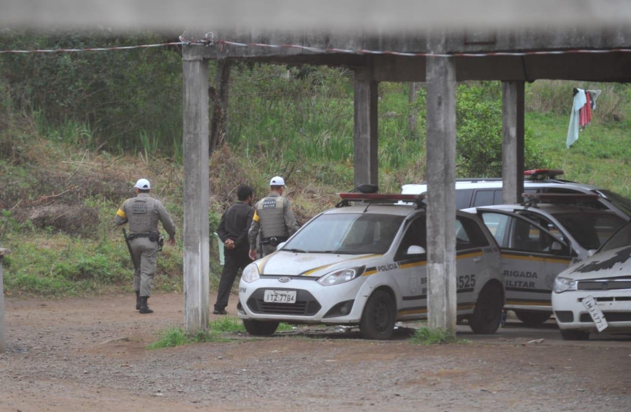 Policiais militares custodiando presos no IPF