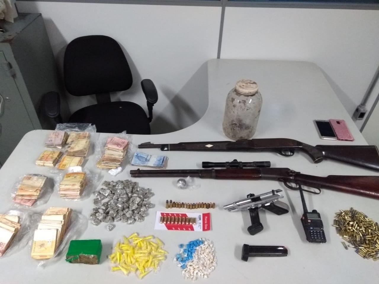 Materiais e dinheiro apreendidos com os bandidos