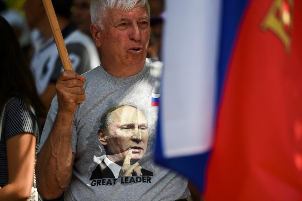 Durante "russophilia", homem utiliza camiseta com rosto de Vladimir Putin