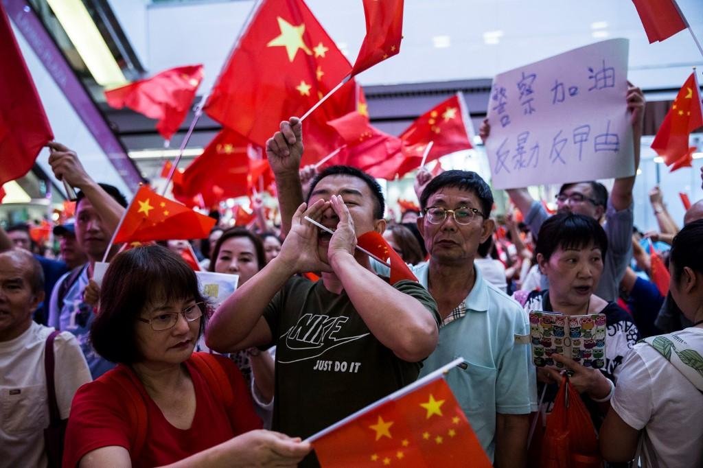 Cerca de 200 pessoas haviam se reunido para agitar bandeiras chinesas e cantar hino do pa&iacute;s