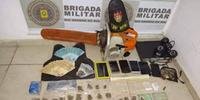 Dentro da casa, diversos objetos foram encontrados pelos policiais, entre eles celulares e droga