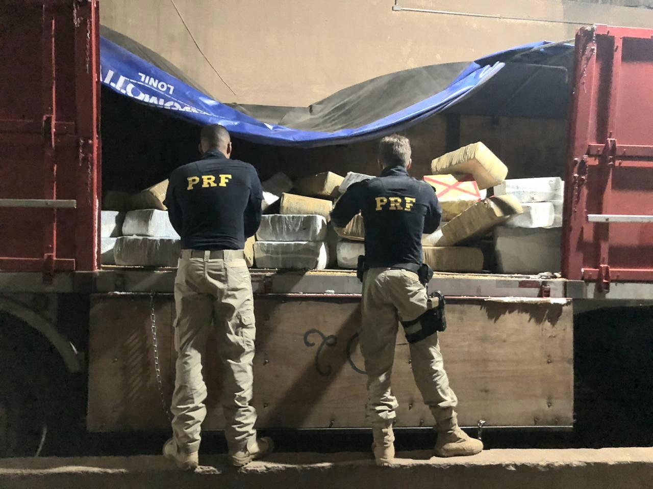 Centenas de fardos da droga escondidos entre os gr&atilde;os de milho