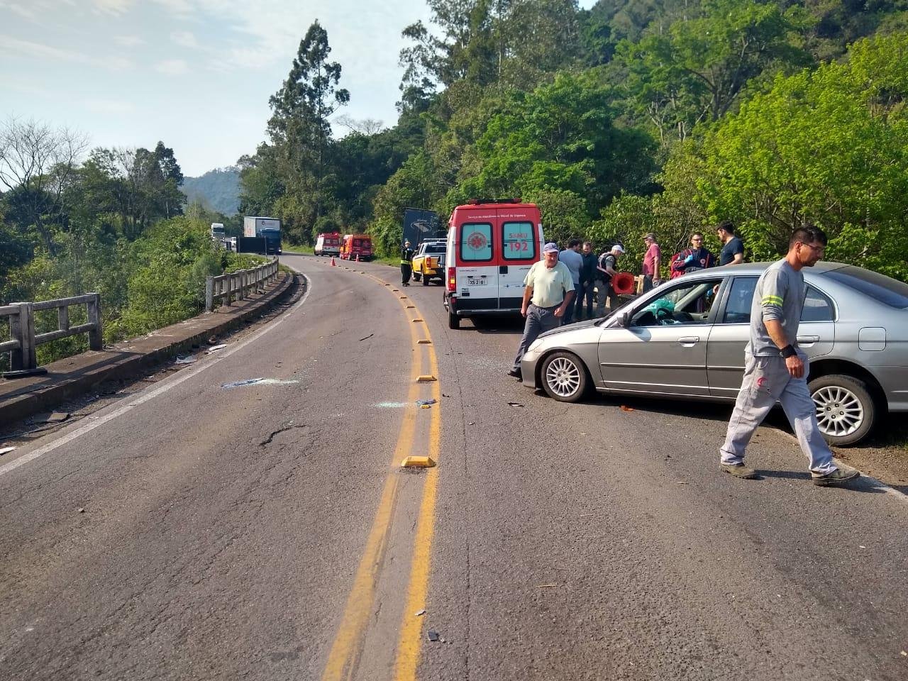 Tr&ecirc;s ve&iacute;culos se envolveram em colis&atilde;o na ERS 446
