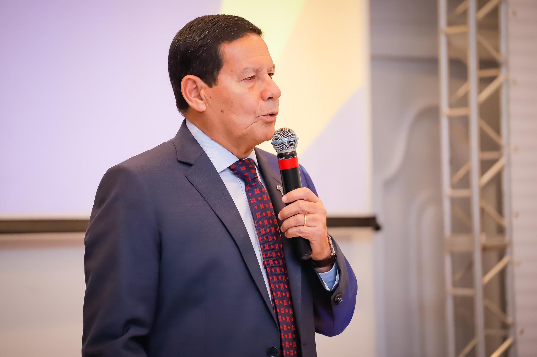 Presidente em exerc&iacute;cio at&eacute; a quinta-feira &eacute; o general Hamilton Mour&atilde;o