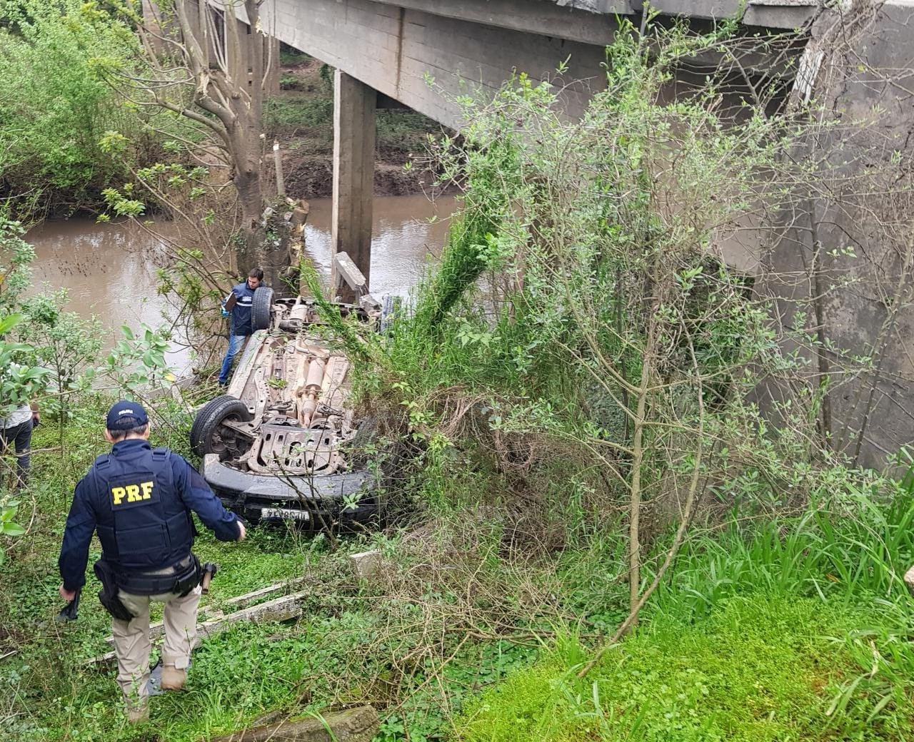 Ve&iacute;culo caiu da ponte sobre o Arroio Irapu&aacute; nesta segunda-feira